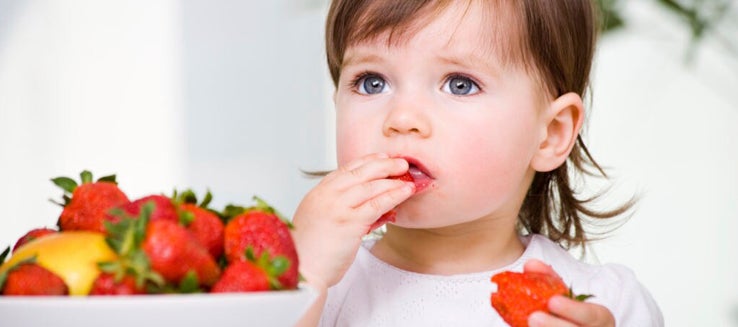Kind eet aardbeien